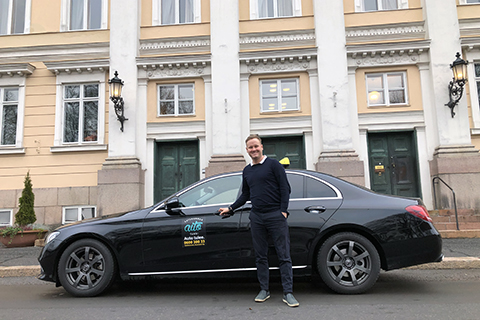 02 Taksin kumppaniyhtiön Aito Taksin kuljettaja Reijo Kevvai pitää luotettavuutta taksinkuljettajan tärkeimpänä ominaisuutena 