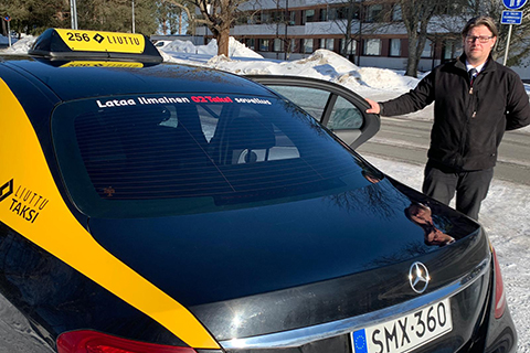 Taksinkuljettaja Lauri Sepponen uskoo laatuun panostavan taksipalvelun pärjäävän tulevaisuudessa