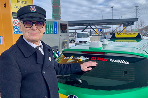 Taksiautoilija Tapio Mölsän mielestä kuljettaja on ennen kaikkea asiakaspalvelija