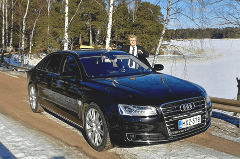 Taksinkuljettaja Petteri Lindroos tarjoaa premium-palvelua Kotkassa ja pääkaupunkiseudulla