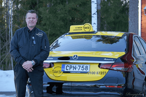 Taksiautoilija Marko Häkkinen ajaa tyytyväisenä hybridiautoa ja uskoo niiden määrän lisääntyvän taksiliikenteessä
