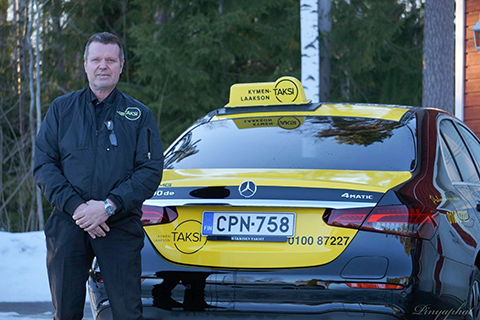 Taksiautoilija Marko Häkkinen ajaa tyytyväisenä hybridiautoa ja uskoo niiden määrän lisääntyvän taksiliikenteessä