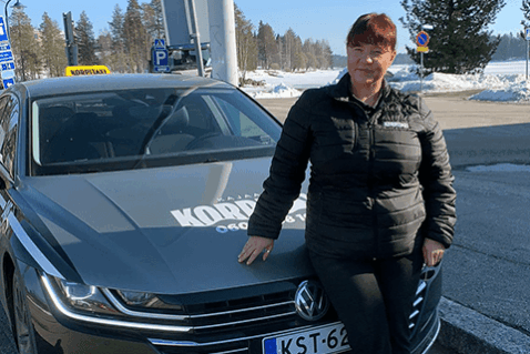 Taksinkuljettaja Hanna Hirvosen mielestä hänen työnsä suola on se, ettei ole koskaan kahta samanlaista työpäivää