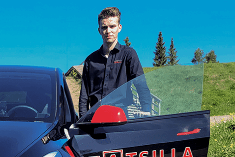 ”Sähköautoon investoiminen maksaa itsensä nopeasti takaisin, kun ei tarvitse jatkuvasti käydä laittamassa satasia tankkiin!” toteaa taksinkuljettaja Aleksejs Trofimovs