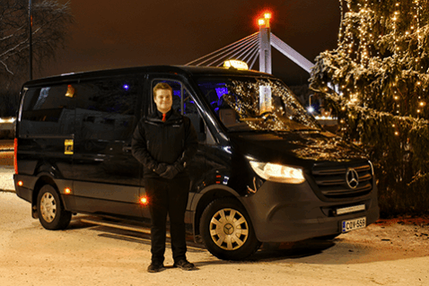 Taksinkuljettaja Jesse Laurilan mukaan taksinkuljettajan työ on ihmisläheistä ja hauskaa