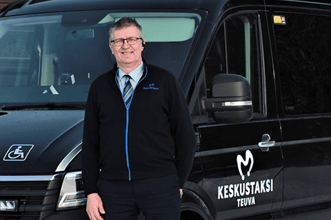 ”Yhteiskunnalliset kuljetukset tuovat taksiyrittäjälle leivän pöytään maaseudulla” kertoo teuvalainen taksiyrittäjä Juha Haikonen
