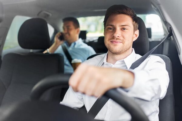 Taksinkuljettaja ja asiakas