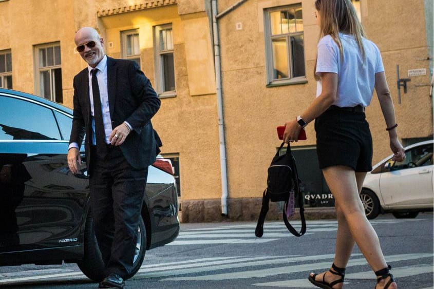 Nainen kävelemässä taksiin